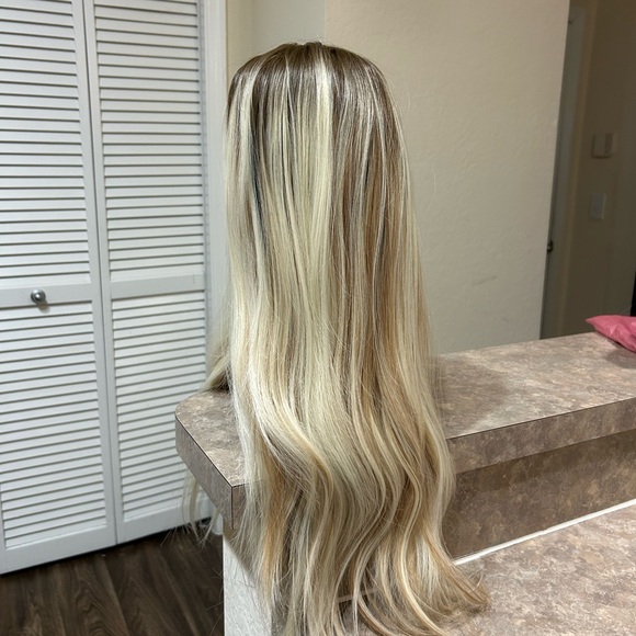 Chelsey Smith Crowns Allyson Free Part Dimensional Rooted Blonde Wig NWOTe - Picture 4 of 8